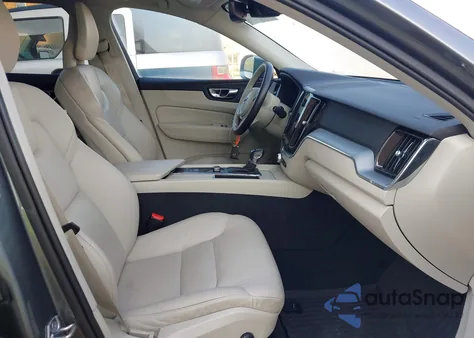 2018 Volvo Xc60 T5 Momentum из США, поврежденный, VIN YV4102RK2J1081399